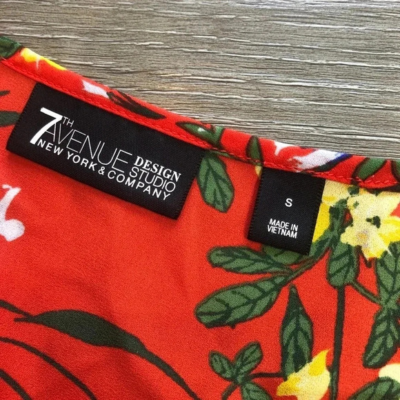 New York And Company Cold Shoulder Top Red Floral Lightweight Womens Size Small - Picture 9 of 14